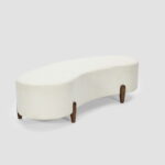 Bean Chaise Lounge – Modern Rounded Design dengan Kaki Kayu