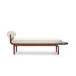 Grace Chaise Lounge – Modern Minimalist dengan Rangka Kayu & Bantalan Empuk