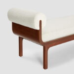 Grace Chaise Lounge – Modern Minimalist dengan Rangka Kayu & Bantalan Empuk